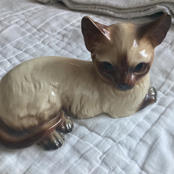 VINTAGE MADE IN JAPAN CERAMIC PORCELAIN LOUNGING SIAMESE CAT FIGURINE - Picture 1 of 9